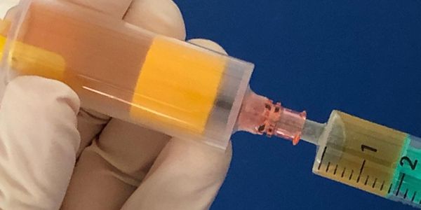 Eine Spritze mit Platelet Rich Plasma