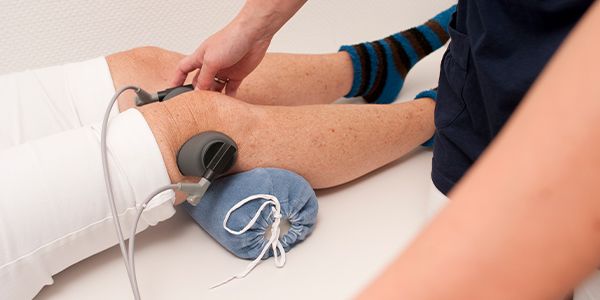 Elektrotherapie am Knie