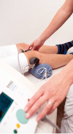 Elektrotherapie am Knie