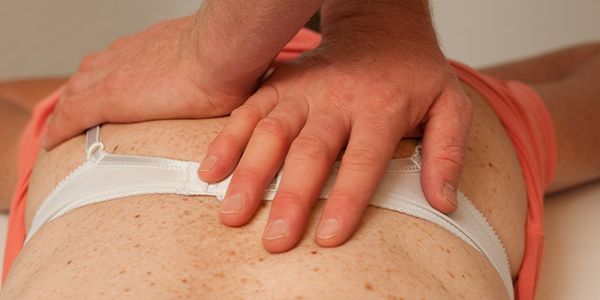 Chirotherapie Behandlung am Rücken