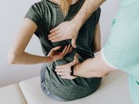 Patientin mit Wirbelsäulenprobleme